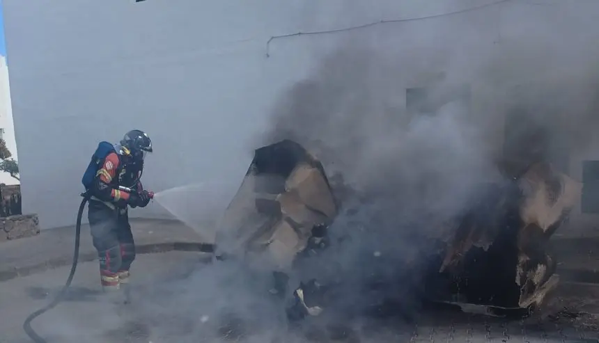 Momento de la actuación de uno de los bomberos