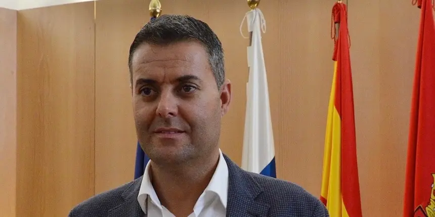 El portavoz del PP en Tías a la salida de un pleno.