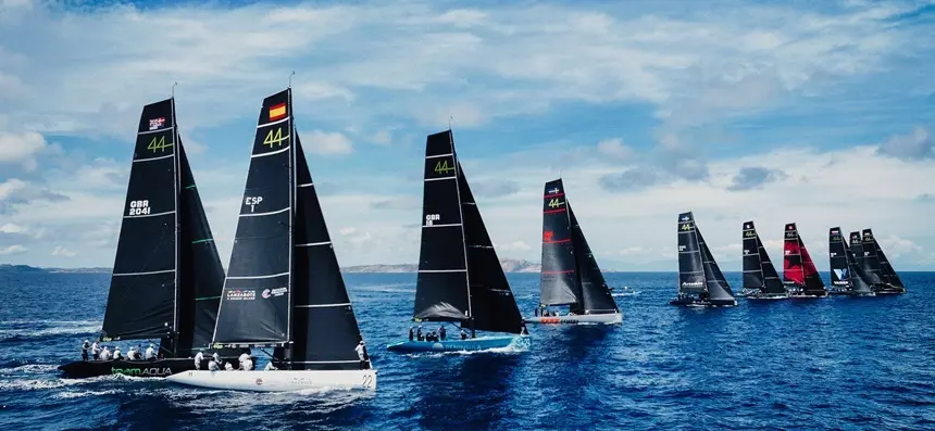 El Lanzarote Calero Sailing Team en primer término en un salida de la 44Cup en Porto Cervo. Foto. Nico Martínez