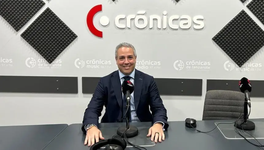 Marcos Cohen en el estudio de Crónicas Radio.