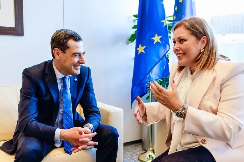 Astrid Pérez junto a Juan Manuel Moreno.