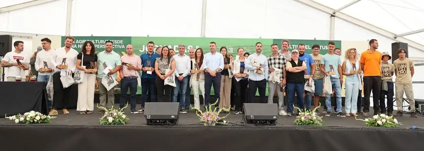 Imagen del presidente del Cabildo y del consejero de Agricultura del Gobierno de Canarias con las personas del campo