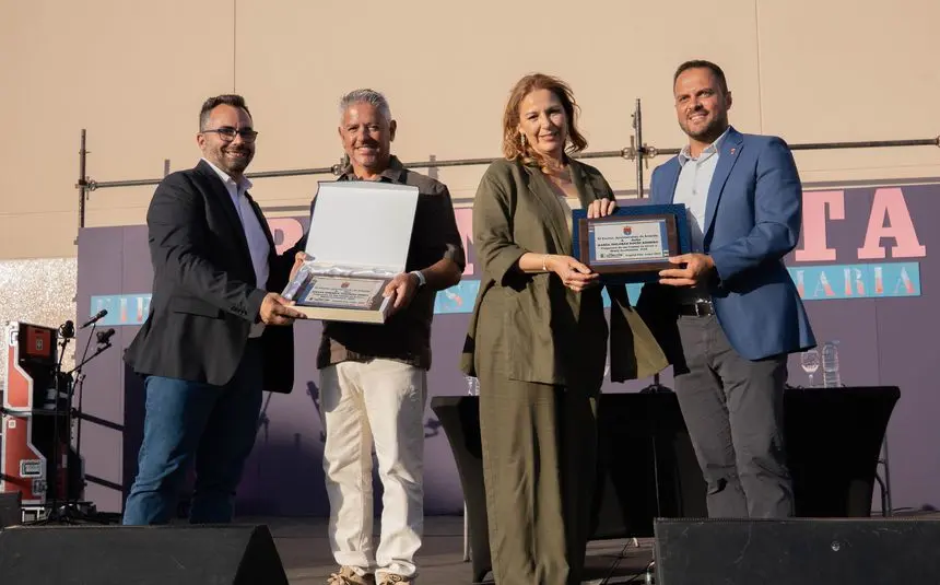 Momento del reconocimiento que hicieron el alcalde y el primer teniente de alcalde