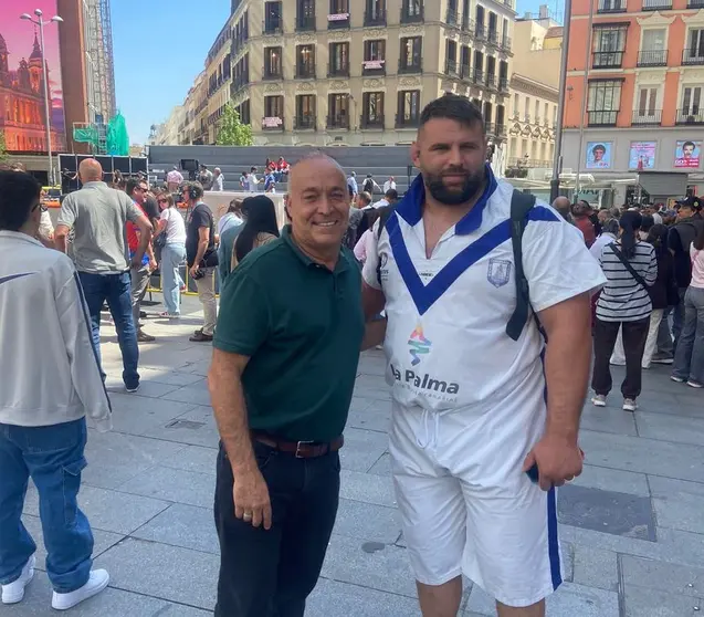 El ex presidente de San Borondón Jerónimo Robayna y el puntal lanzaroteño Kyren González este sábado en el centro de Madrid
