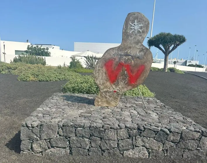 Imagen de la pintada con el símbolo de la vivienda vacacional