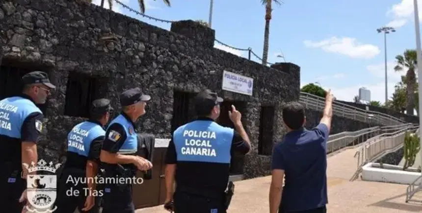 Imagen de agentes de la Policía Local de Tías en una zona de Puerto del Carmen.