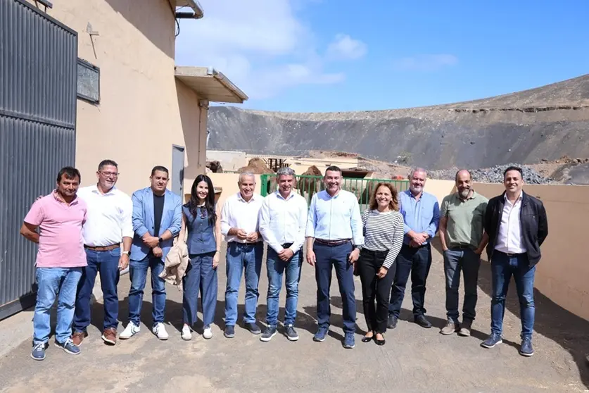 Visita de la Comisión de Ganadería del Gobierno de Canarias a una granja camellar del Vallito de Uga y al echadero de Timanfaya.