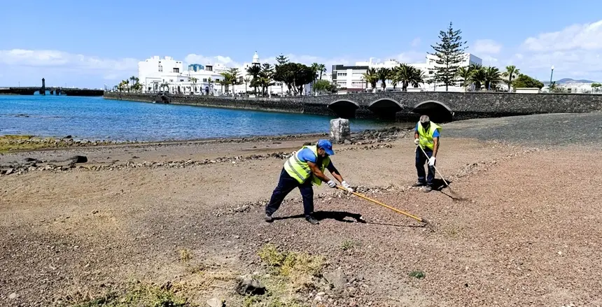 Operarios del Ayuntamiento de Arrecife realizando las  labores de limpieza en la zona del Islote del Francés.