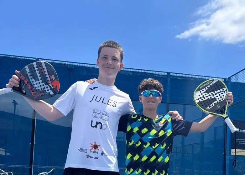 Los dos jugadores contentos tras el importante triunfo.