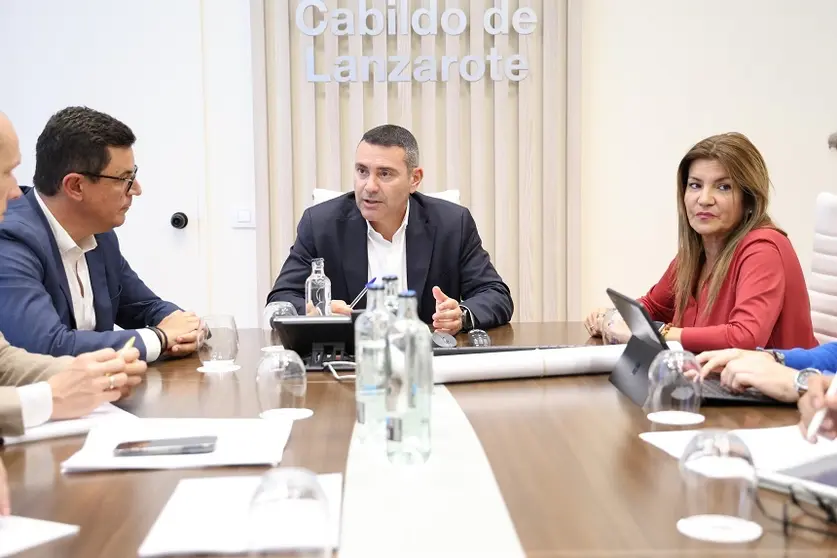 Oswaldo Betancort junto a Pablo Rodríguez y María Jesús Tovar.