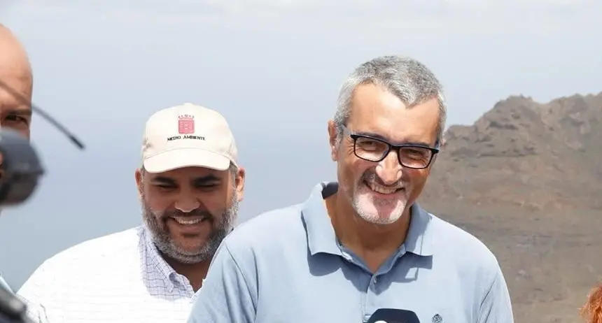Marci Acuña junto a su compañero Samuel Martín en un acto del Cabildo de Lanzarote.