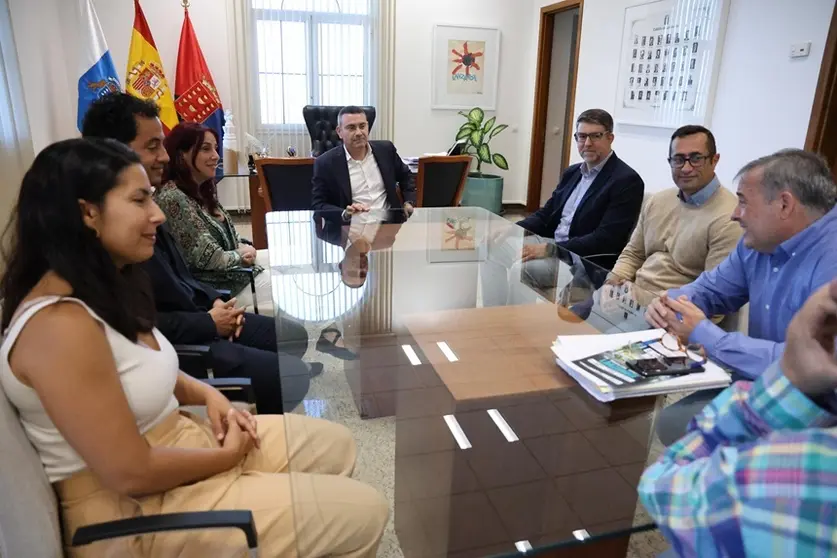 Oswaldo Betancort recibiendo a los nuevos funcionarios del Cabildo.
