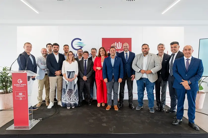 El alcalde de Arrecife junto a las autoridades y representantes de la Autoridad Portuaria y Global Ports en el acto inaugural de la nueva terminal de cruceros de pasajeros en Arrecife 