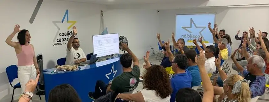 Imagen de una de las votaciones realizadas en Coalición Canaria a mano alzada.
