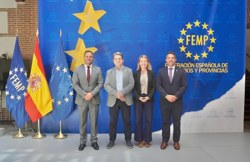 Yonathan de León junto al presidente de la Comisión de Migración e Inclusión Social de la FEMP, la directora general de la FEMP, y Jacobo Medina. en la sede de la FEMP en Madrid