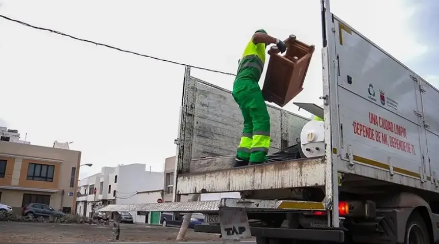 Imagen de uno de los trabajadores de la empresa realizando una recogida selectiva de enseres. 