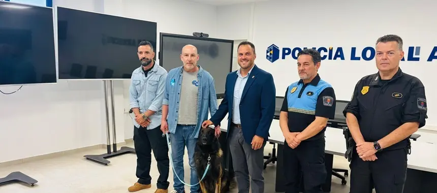 El alcalde de Arrecife, Yonathan de León, junto al Jefe de la Policía Local, el jefe de la Unidad Canina, y los instructores del curso
