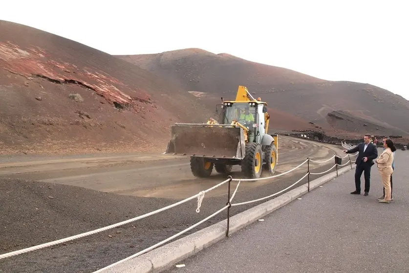 Óscar Noda y Agueda Cedrés supervisando los trabajos de acondicionamiento en el echadero de camellos del Parque Nacional de Timanfaya