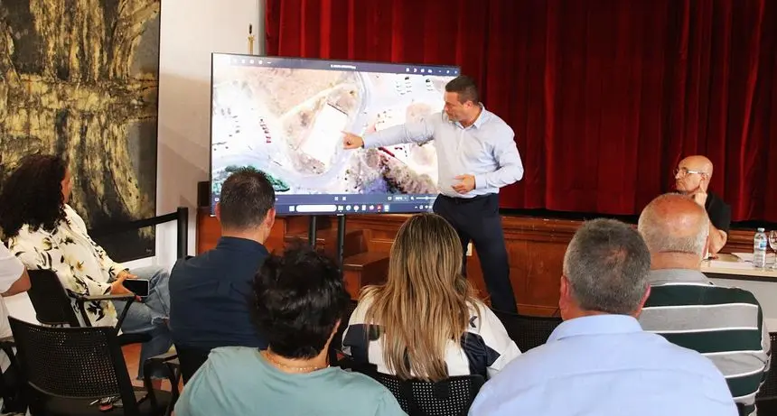Óscar Noda explicando a los vecinos de El Golfo el proyecto que tienen para la localidad