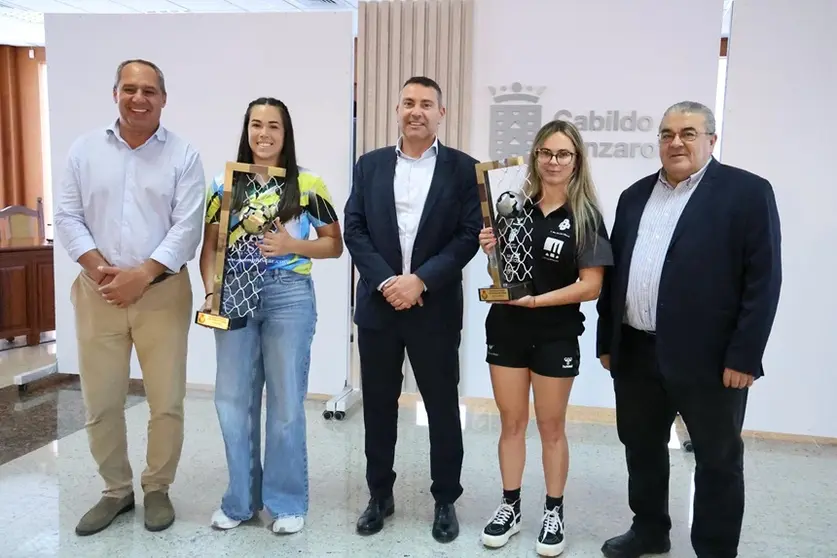 Juan Monzón, Oswaldo Betancort y Blas Parrilla junto a las capitanas del Zonzamas y el San José Obrero.