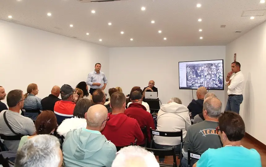 Óscar Noda y Ángel Lago en su encuentro con los vecinos de Uga.