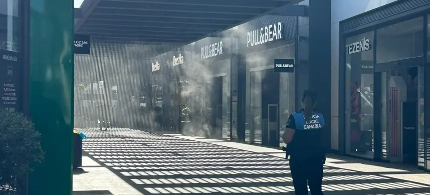 Humo proveniente del interior de uno de los comercios del Open Mall.