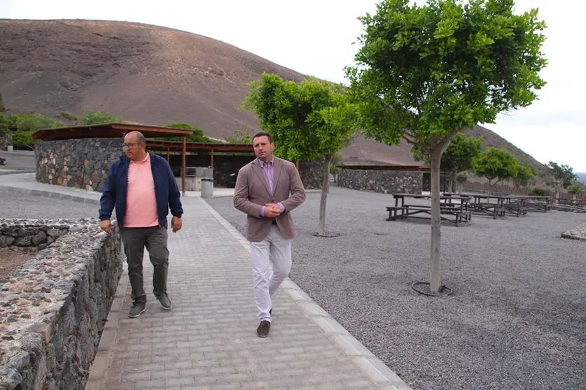 Visita realizada por el alcalde de Yaiza y el concejal de Parques y Jardines.