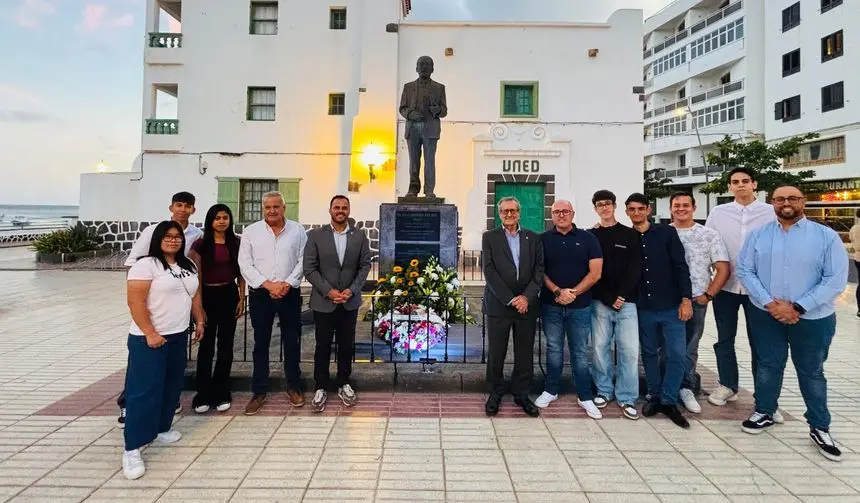 El alcalde de Arrecife con el resto de personas que quisieron rendir homenaje al insigne conejero