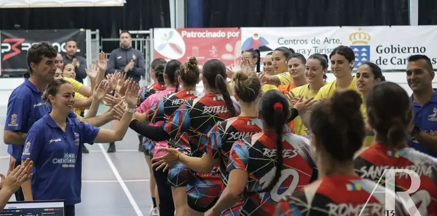 Imagen de los dos equipos en el momento del saludo inicial.