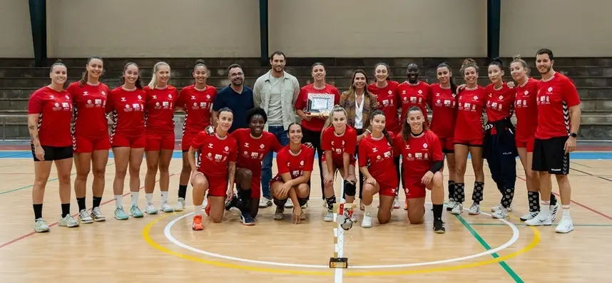 Concejales del Ayuntamiento de Arrecife junto a las jugadoras del San José Obrero.