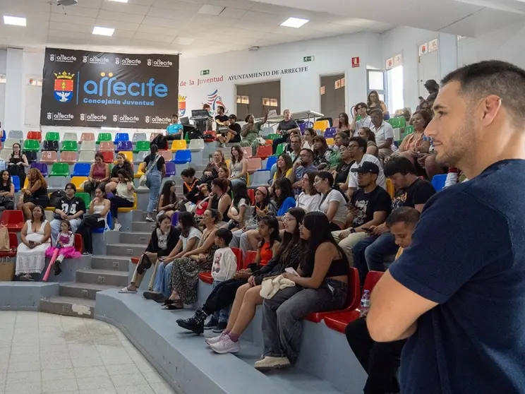 Rosmen Quevedo junto a los asistentes a los actos del día del Orgullo Friki en la Casa de la Juventud.