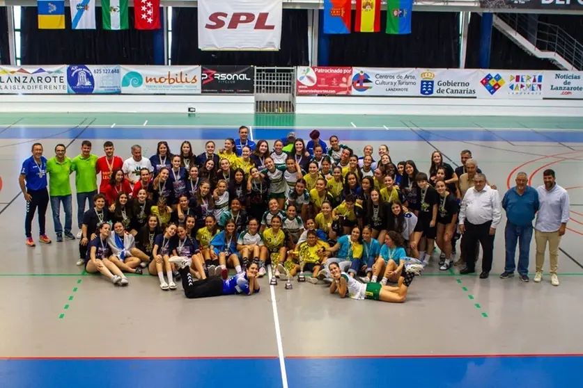 Jugadoras y aficionados celebrando el pase del Puerto del Carmen al Campeonato de España.