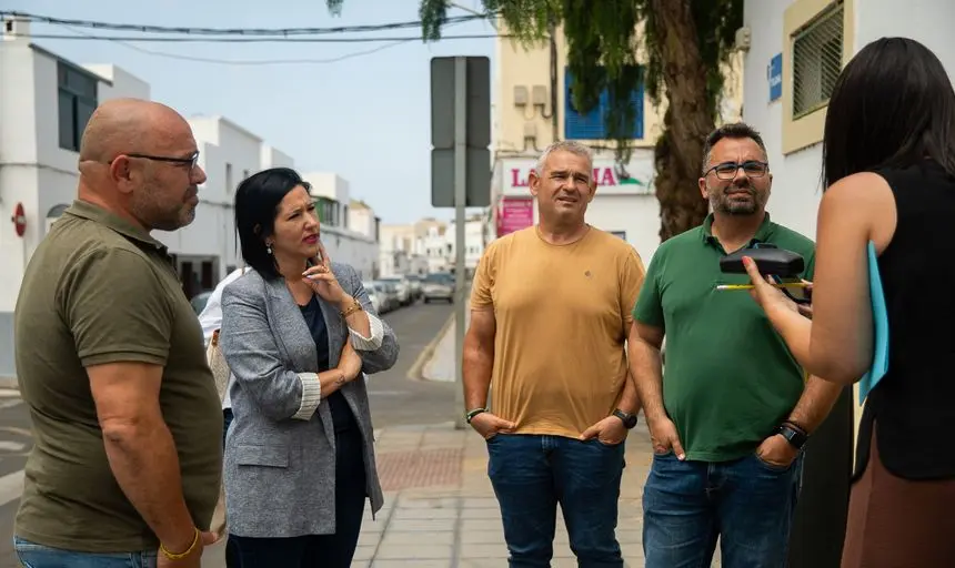 La concejal de Educación con sus compañeros escuchando las reivindicaciones.