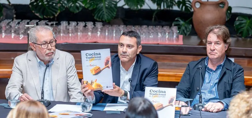 El presidente del Cabildo durante el acto de presentación del libro.