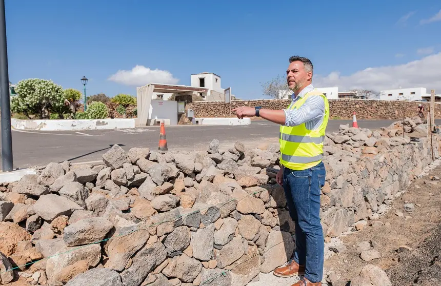 El consejero de Obras Públicas en la zona en la que se va a desarrollar la obra.