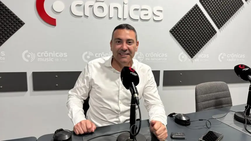 Oswaldo Betancort en el estudio de Crónicas Radio.