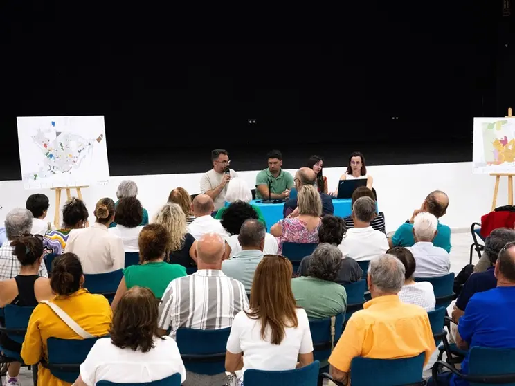 Reunión de Echedey Eugenio y Maciot Cabrera sobre el Plan General con los vecinos de La Concha y el Cable.