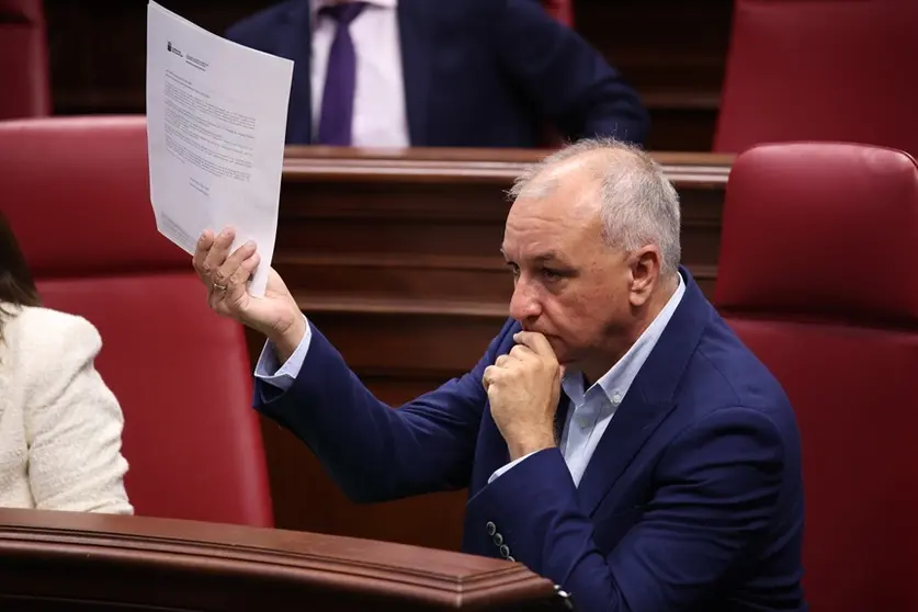 Luis Campos en el Parlamento de Canarias.