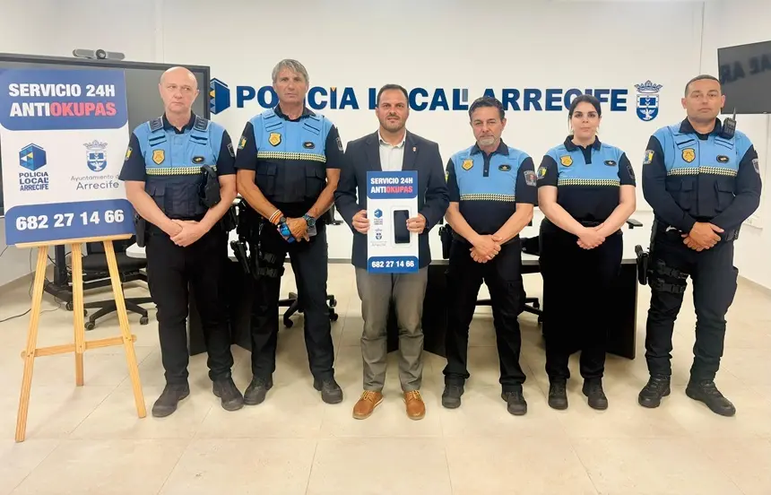 El alcalde de Arrecife Yonathan de León junto a los agentes de la Policía Local presentando el pionero servicio para frenar las okupaciones.