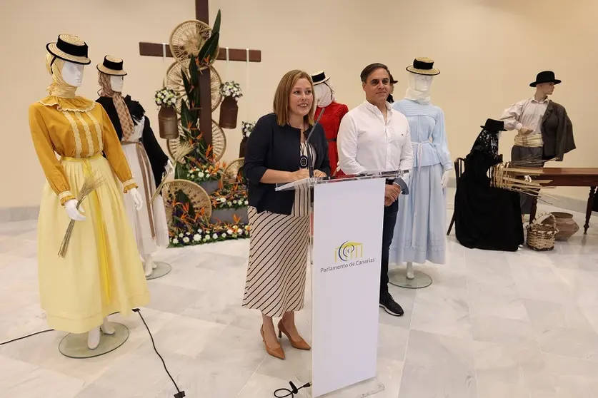Astrid Pérez inugurando la muestra de trajes de hábitos tradicionales de las islas