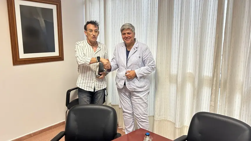 El presidente de la Asociación de vecinos de Titerroy junto a a Comisionada de Transparencia de Canarias, Noelia García, en la sede del Cabildo Insular de Lanzarote.