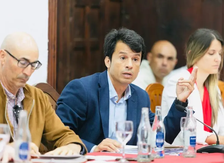 Marcos Bergaz en el centro de la imagen durante el desarrollo de un pleno.