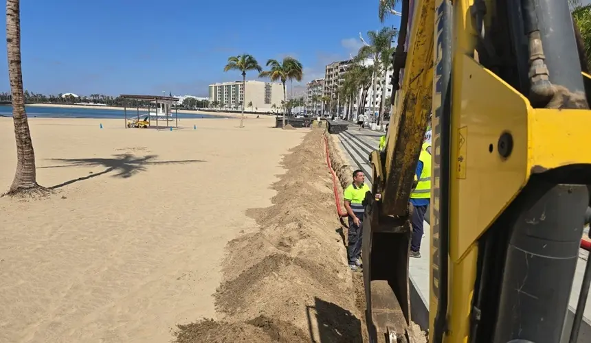 Operarios del Ayuntamiento de Arrecife trabajan en la sustitución con una n ueva tubería para parar las pérdidas del agua potable en esta zona de El Reducto 