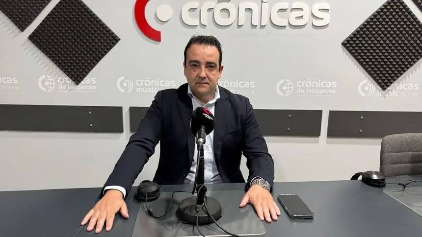 José Valle en el estudio de Crónicas Radio.