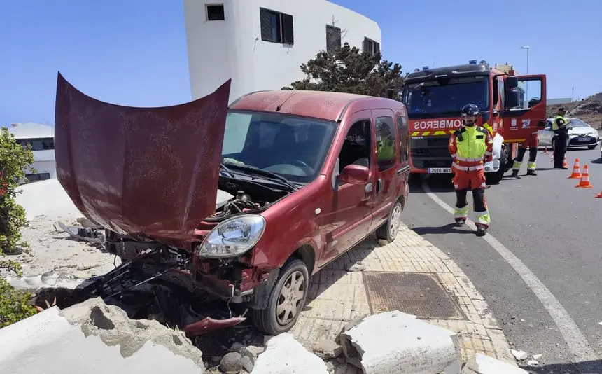 Imagen de cómo quedó el vehículo tras el fuerte impacto.