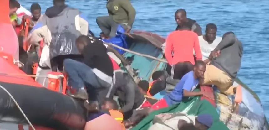 Imagen del momento del naufragio captada por gente que estaba en el puerto. 