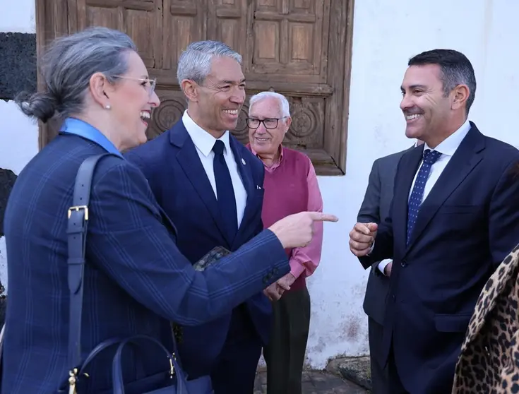 Oswaldo Betancort junto al alcalde de San Antonio.