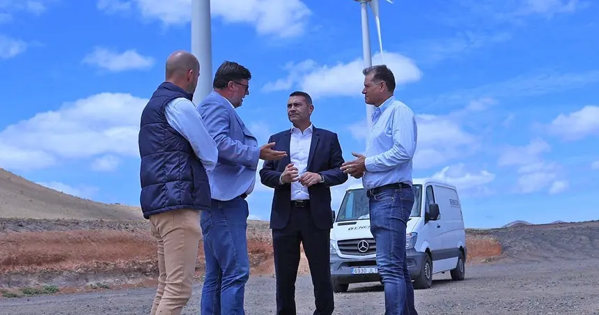 Isidro Pérez y Raúl de León junto a Oswaldo Betancort y Domingo Cejas en el Parque Eólico de San Bartolomé.
