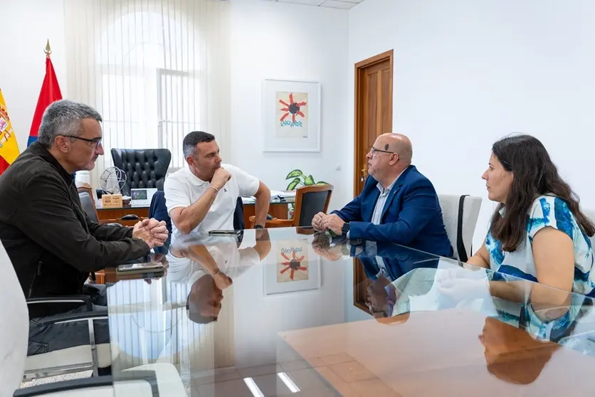 Oswaldo Betancort y Marci Acuña con representantes de la ONCE en Canarias.