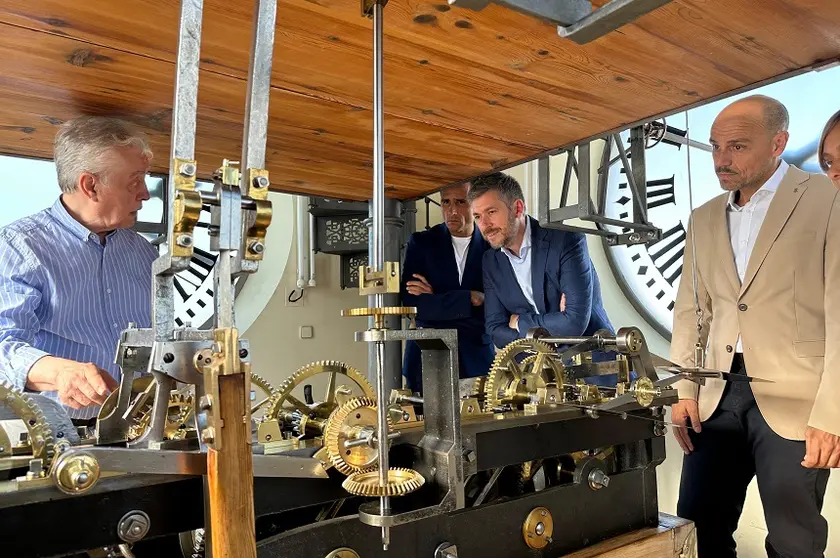 La expedición del Gobierno de Canarias visitando las entrañas del famoso reloj.